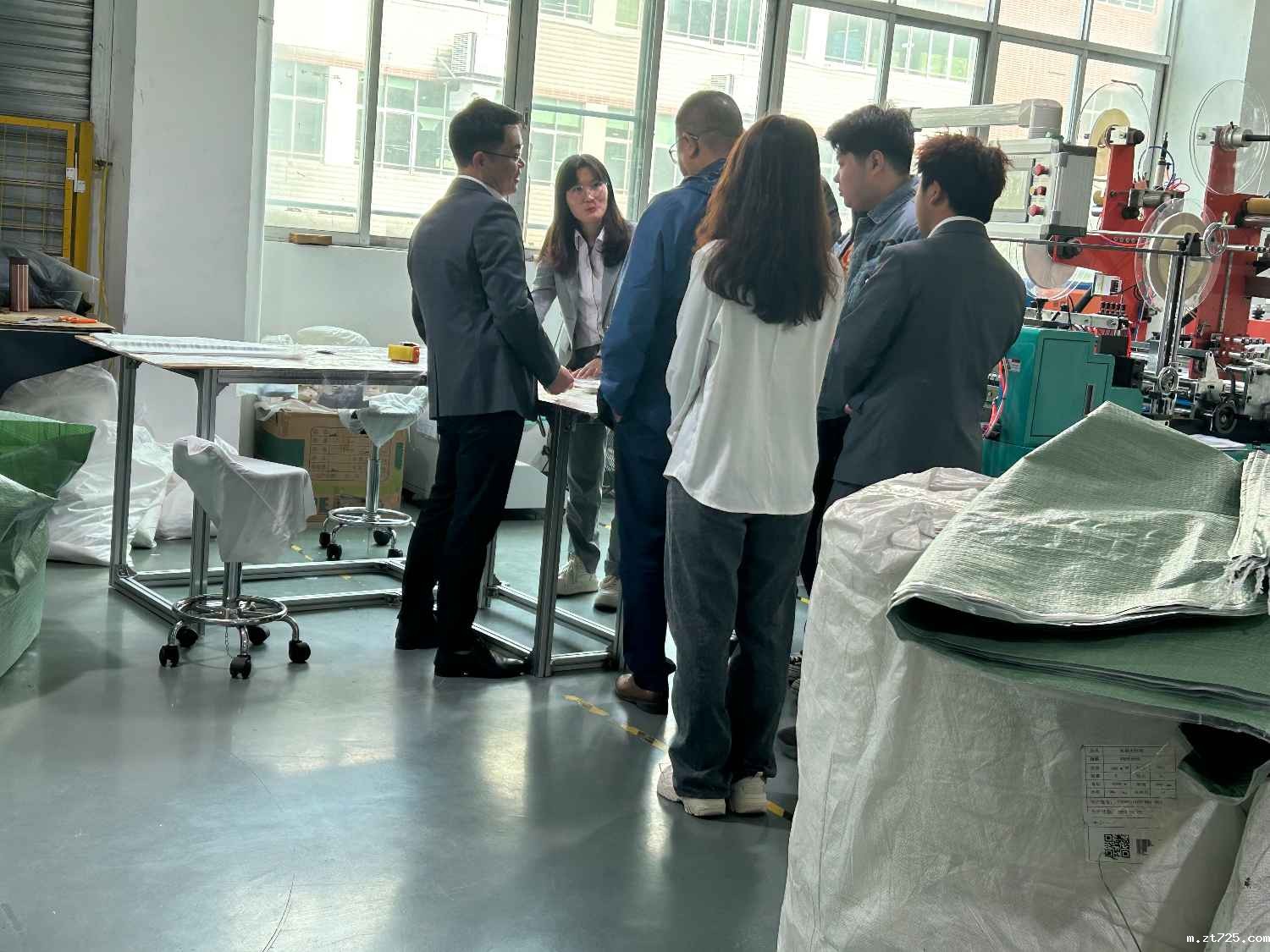 国际合作伙伴深度考察，共谋发展 —— 外国客户访问米兰全站app下载官网科技生产车间(图3)